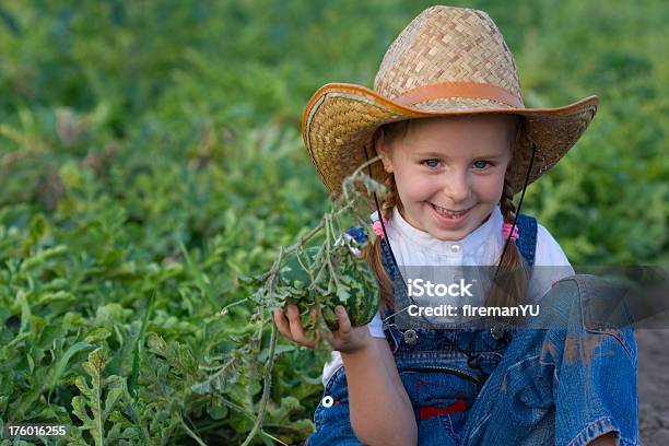 Photo libre de droit de Petite Fille Tenant Une Pastèque banque d'images et plus d'images libres de droit de 14-15 ans - 14-15 ans, Adolescent, Agriculture