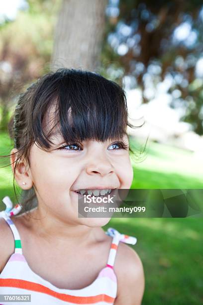 Linda Niña Sonriente Foto de stock y más banco de imágenes de 2-3 años - 2-3 años, Alegre, Enfoque diferencial