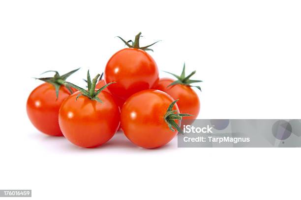 Kirschtomaten Tomaten Stockfoto und mehr Bilder von Kirschtomate - Kirschtomate, Weißer Hintergrund, Farbbild