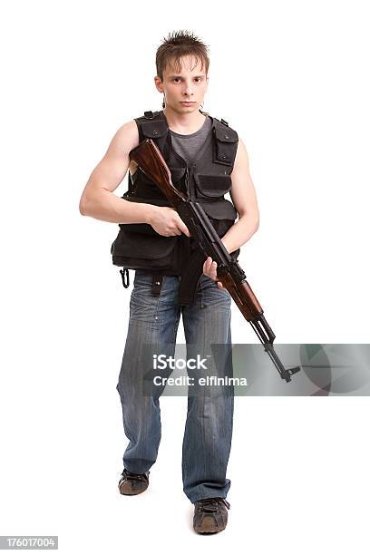 Jovem Com Arma De Fogo - Fotografias de stock e mais imagens de Homens - Homens, AK-47, Branco