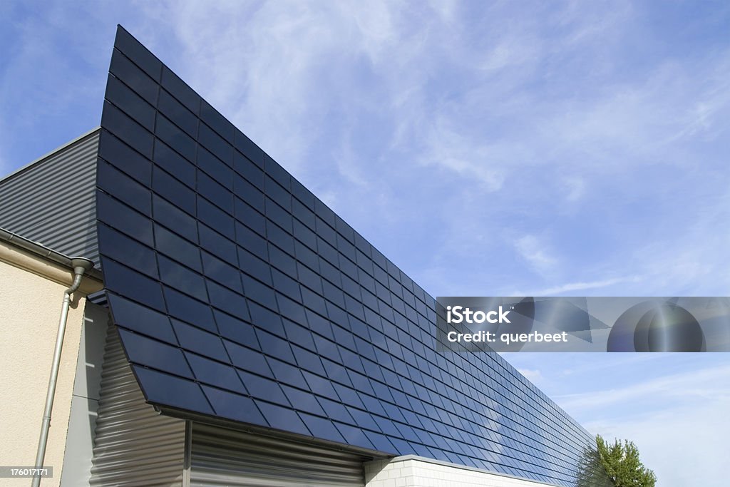 Große Sonnenkollektor auf dem Dach - Lizenzfrei Dach Stock-Foto