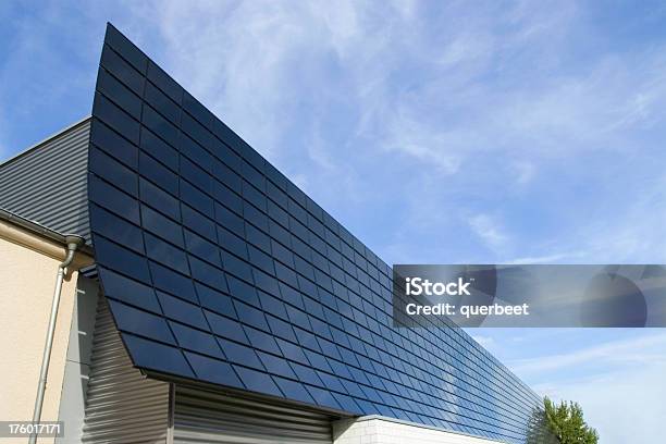 Große Sonnenkollektor Auf Dem Dach Stockfoto und mehr Bilder von Dach - Dach, Elektrizität, Energieindustrie
