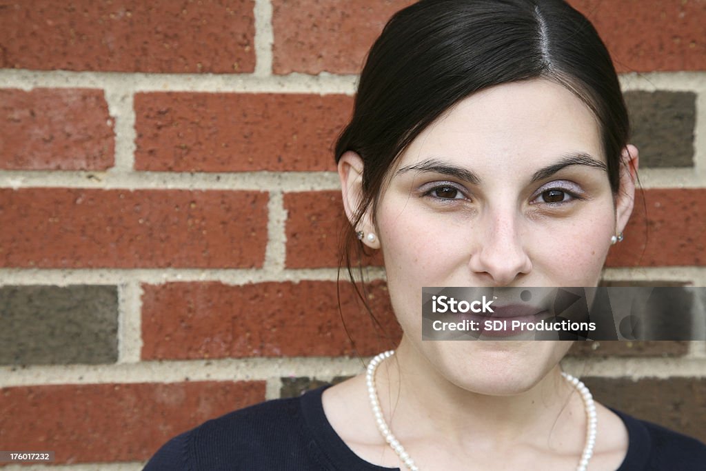 Nahaufnahme einer schönen kaukasischen Frau gegen Wand - Lizenzfrei Arbeiten Stock-Foto