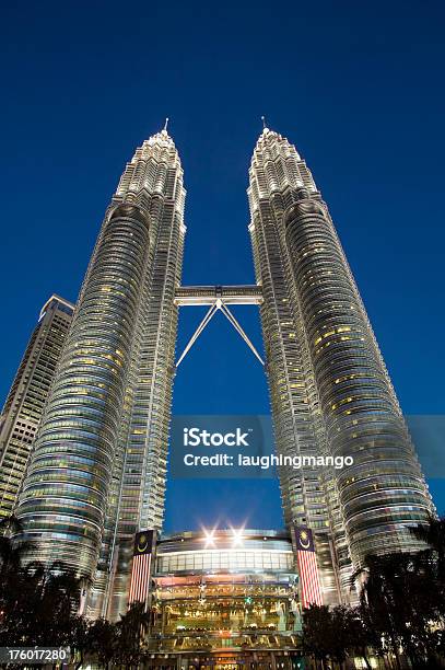 Petronas Twin Towers Kuala Lumpur Skyline Di Malaysia Di Selangor Tramonto Paesaggio Urbano - Fotografie stock e altre immagini di Ambientazione esterna