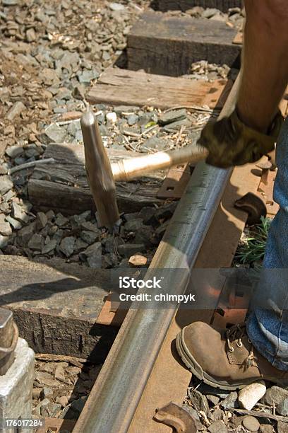 Железнодорожный Работник Ходьбе Шипами — стоковые фотографии и другие картинки Вертикальный - Вертикальный, Железнодорожный путь, Зубчатый