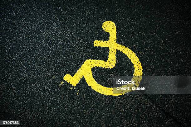 Amarelo Placa De Deficiente Físico - Fotografias de stock e mais imagens de Acessibilidade - Acessibilidade, Acesso para deficientes, Alfalto