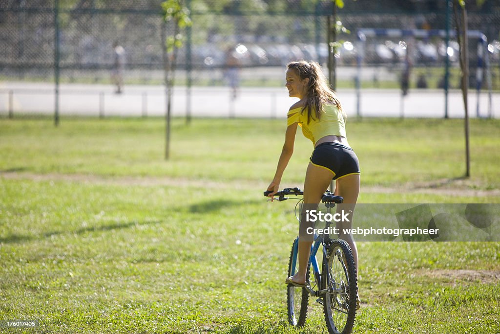 Montar bicicleta - Foto de stock de Ciclismo de montaña libre de derechos