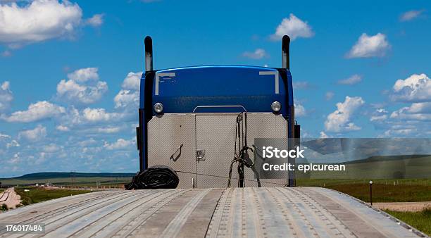 Gran Equipo En La Ruta Foto de stock y más banco de imágenes de Camión articulado - Camión articulado, Camión de peso pesado, Fotografía - Imágenes