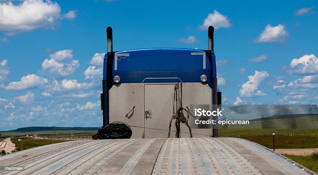 Big exuberante na estrada - Foto de stock de Caminhão royalty-free