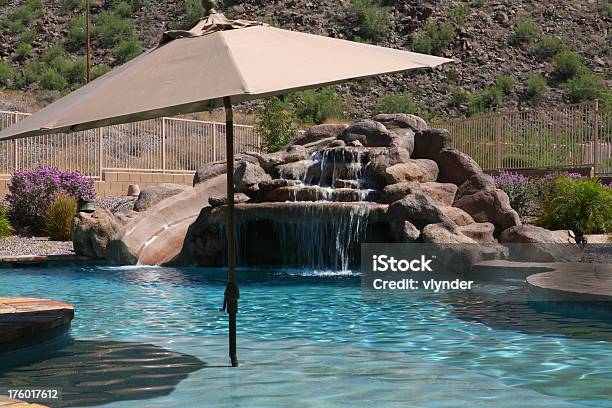 Sombrilla En Frente De Rock La Piscina Foto de stock y más banco de imágenes de Piscina - Piscina, Arizona, Agua