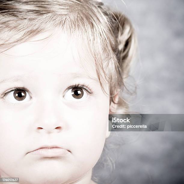 Poco Triste Chica Mirando Hacia Arriba Foto de stock y más banco de imágenes de Bebé - Bebé, Belleza, Boca humana