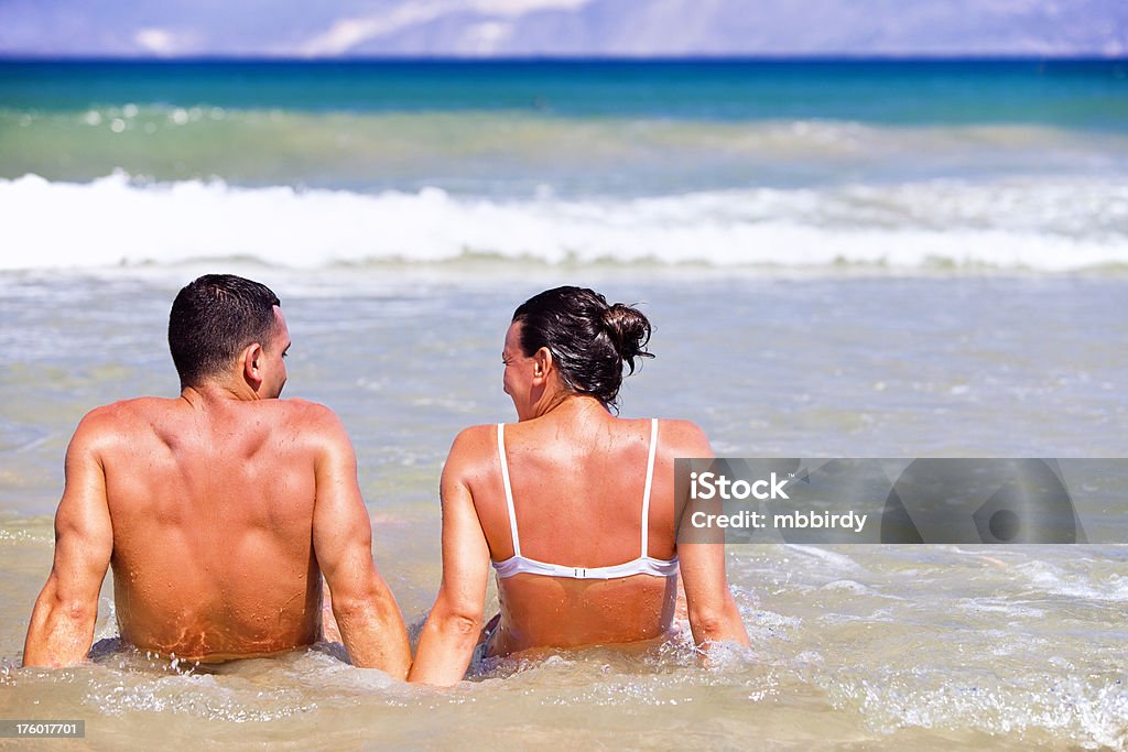 couple heureux s'amuser sur la plage - Photo de Adulte libre de droits