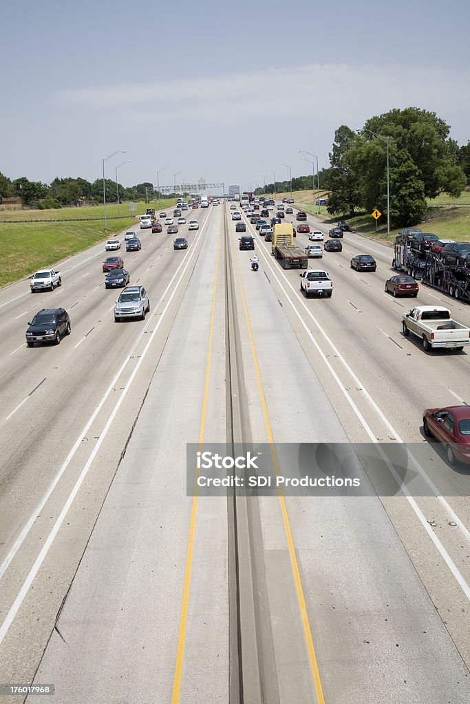 Traffico pesante su autostrada - Foto stock royalty-free di Affari