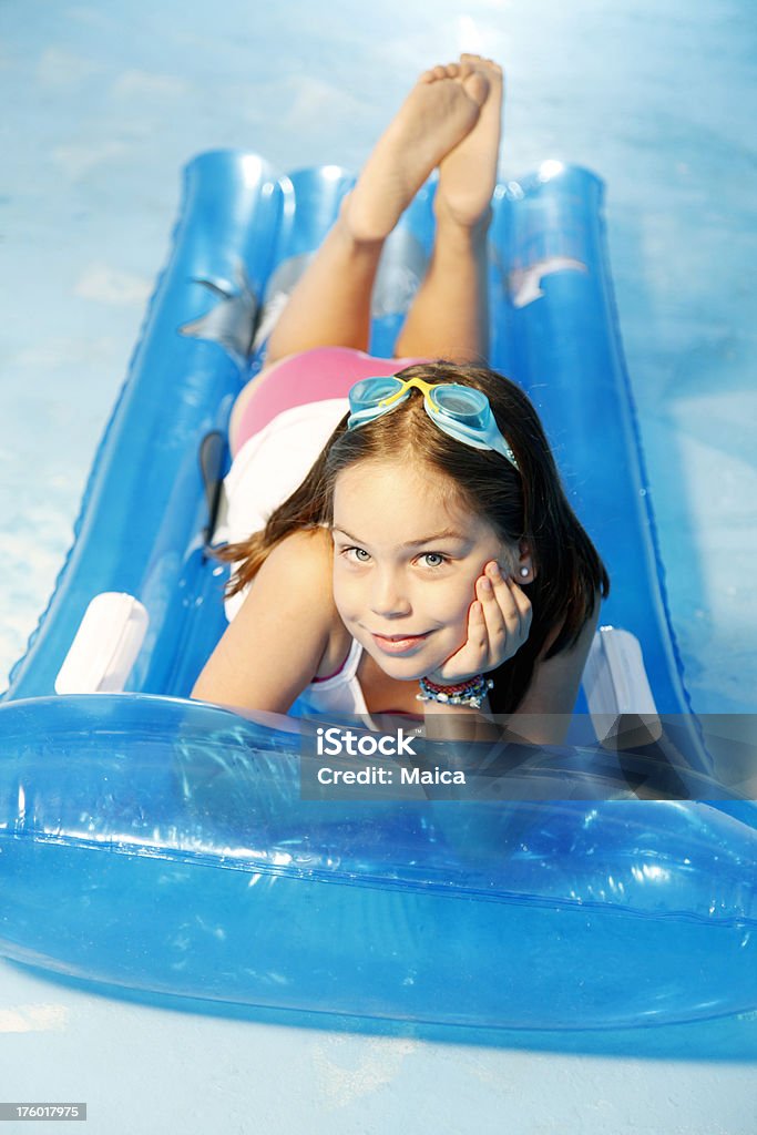 Jeune fille sur un matelas gonflable - Photo de 8-9 ans libre de droits