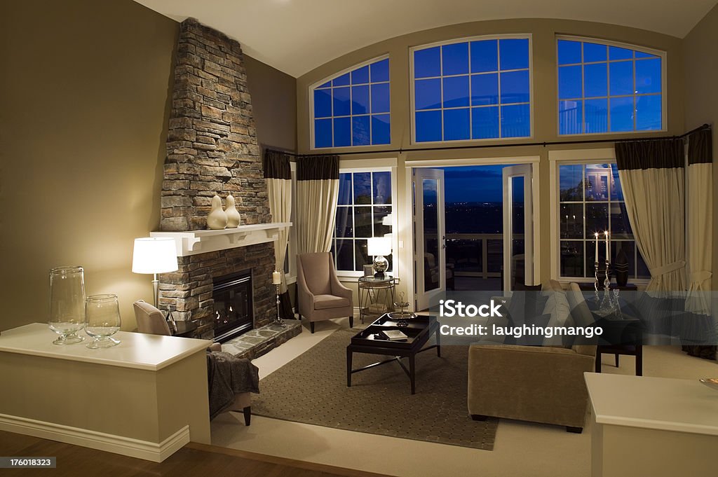 Sala de estar em casa imobiliário mansão janelas - Foto de stock de Interior royalty-free