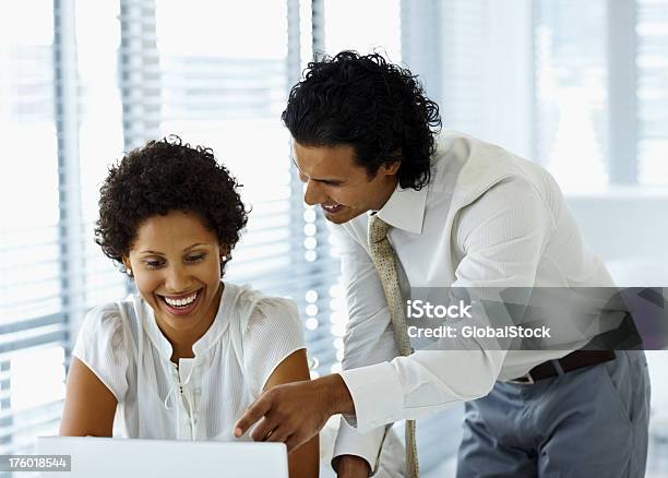 Feliz Hombre Ayudando A Su Compañero De Trabajo Foto de stock y más banco de imágenes de 20-24 años - 20-24 años, Adulto, Adulto joven