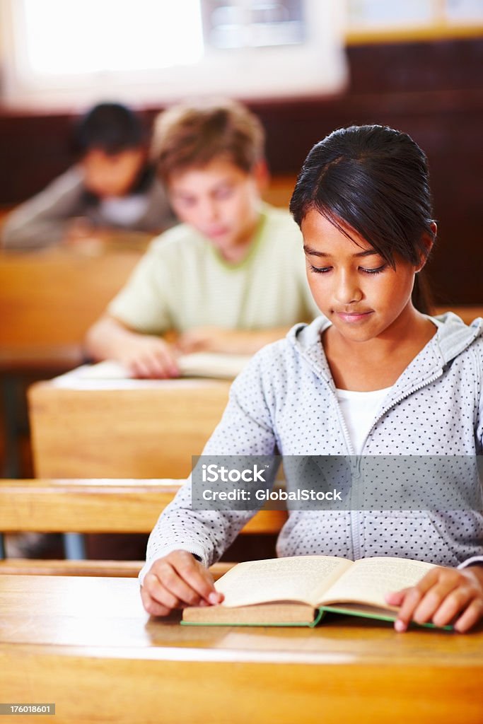 Étudiants lire des livres en salle de classe - Photo de Manuel scolaire libre de droits