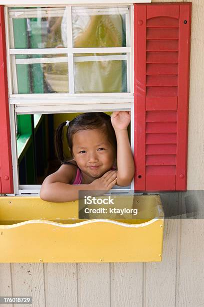 Criança Préescolar Jogar House - Fotografias de stock e mais imagens de 2-3 Anos - 2-3 Anos, Aluno de Jardim de Infância, Ao Ar Livre