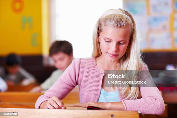 Linda Niña En Edad Escolar Lectura En Montaje Tipo Aula Foto de stock y más banco de imágenes de 10-11 años