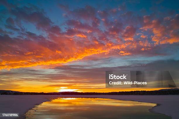 Arjeplog Lago Al Atardecer Foto de stock y más banco de imágenes de Agua - Agua, Aire libre, Aislado