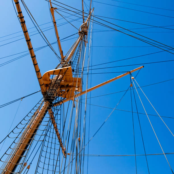 vela navio mainmast e instalação de estruturas de metal - gannet - fotografias e filmes do acervo