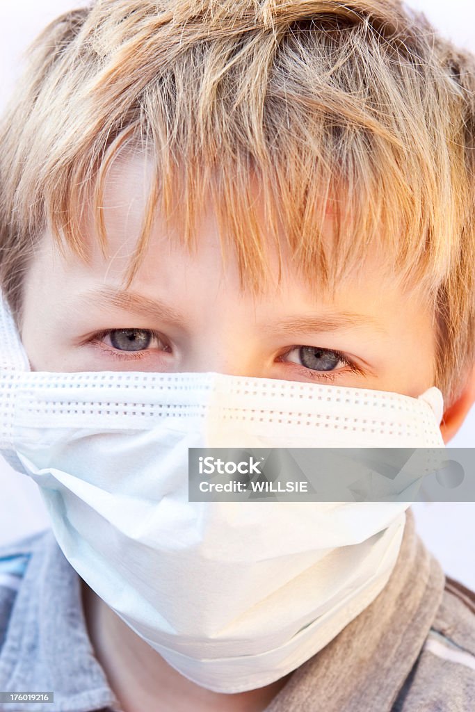 Enfant de peur de regarder des microbes portant Masque de chirurgien - Photo de 6-7 ans libre de droits