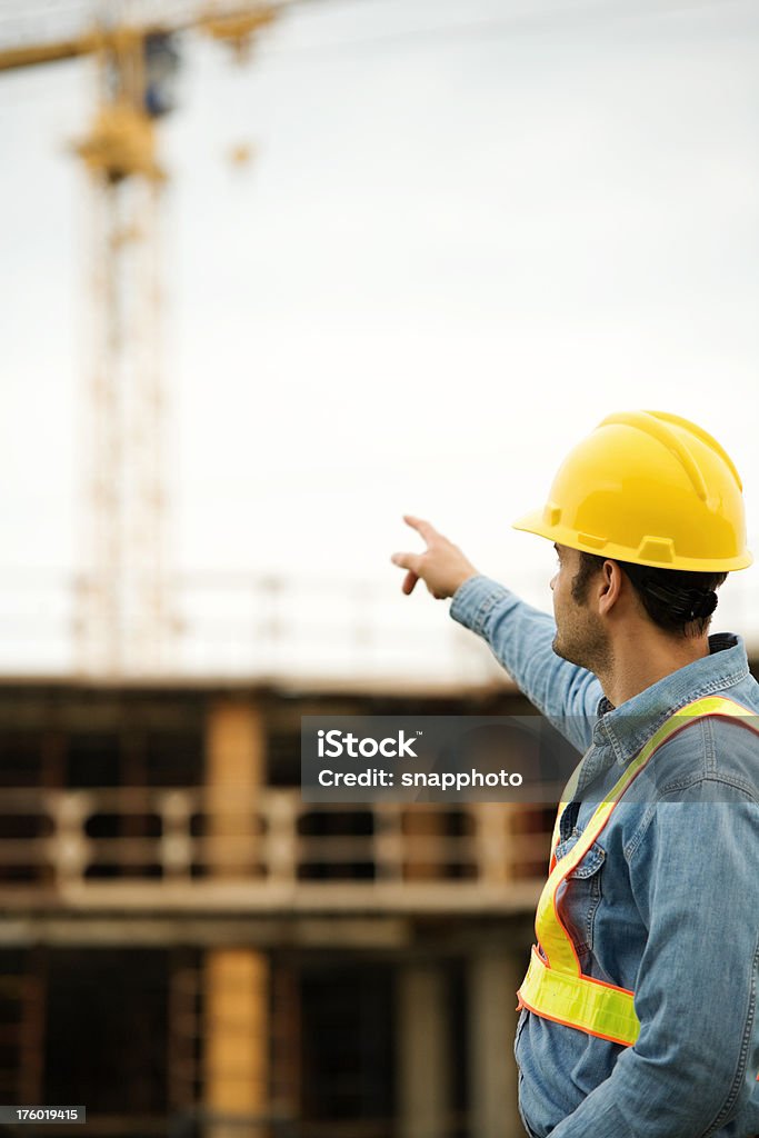 Construction homme portant Chapeau dur de travail Site pointant du doigt - Photo de Adulte libre de droits