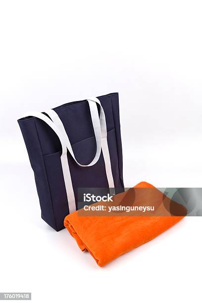 Bolsa De Praia E De Cozinha - Fotografias de stock e mais imagens de Toalha - Toalha, Fundo Branco, Saco - Objeto manufaturado