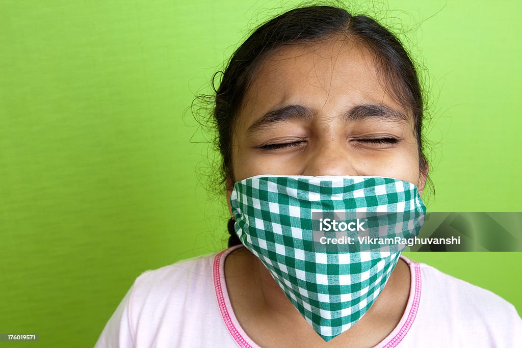 Ragazza indiana indossa una maschera con influenza suina - Foto stock royalty-free di Adolescente