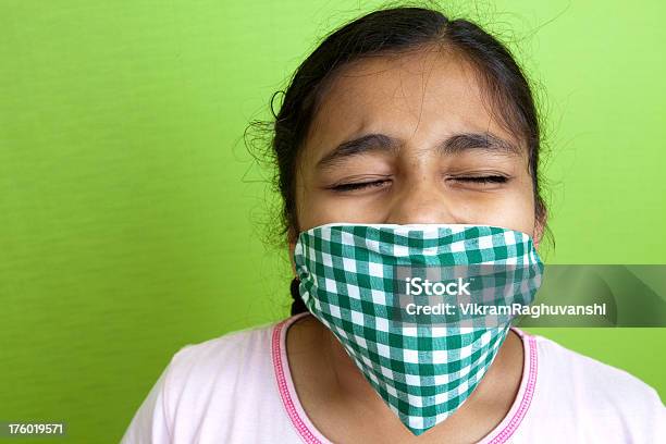 Ragazza Indiana Indossa Una Maschera Con Influenza Suina - Fotografie stock e altre immagini di Adolescente