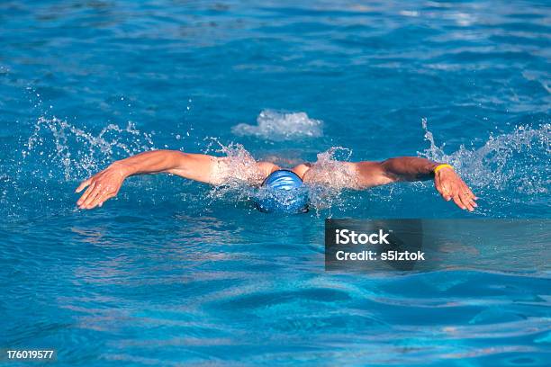 Photo libre de droit de Compétition De Natation banque d'images et plus d'images libres de droit de Activité avec mouvement - Activité avec mouvement, Bleu, Bonnet de bain