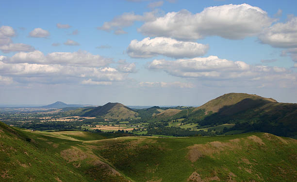 английский хиллс в лето» — длинный mynd, шропшир - shropshire blue стоковые фото и изображения