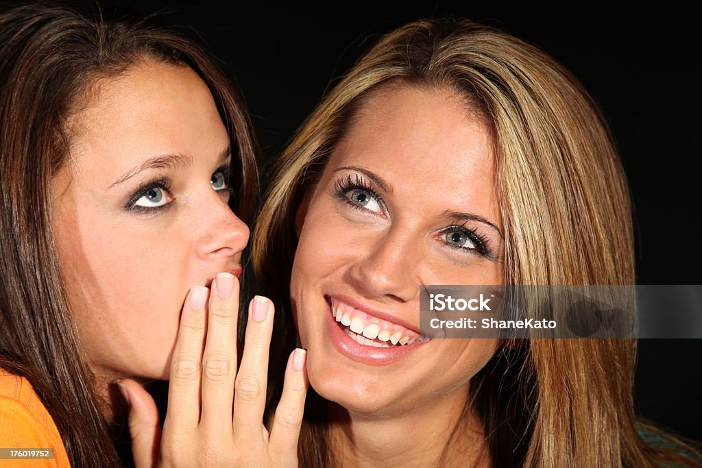 Gossip Girl Talk compartilhar segredos rindo - Foto de stock de 20 Anos royalty-free