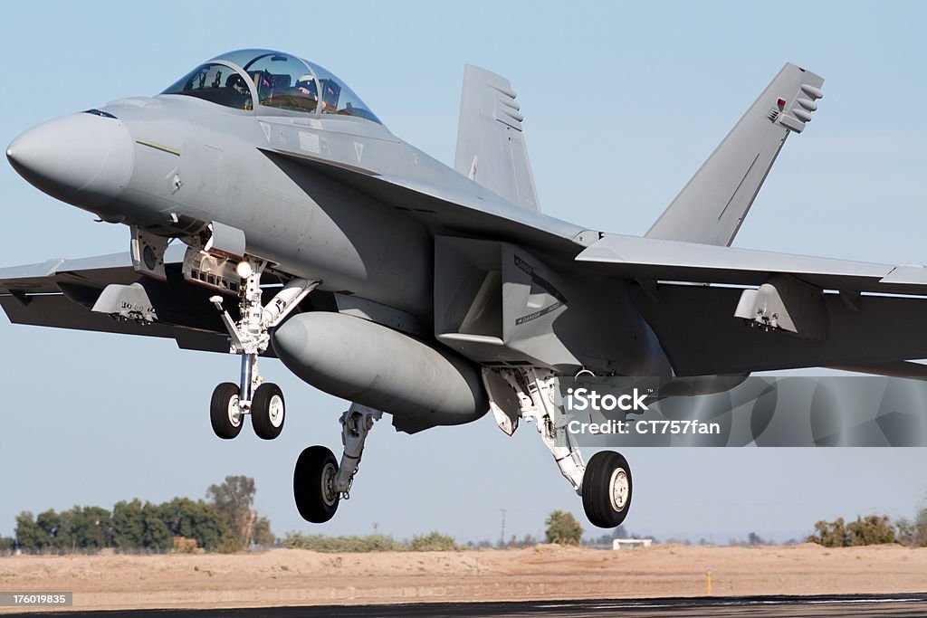 Jet Landing militar - Foto de stock de Aeródromo libre de derechos