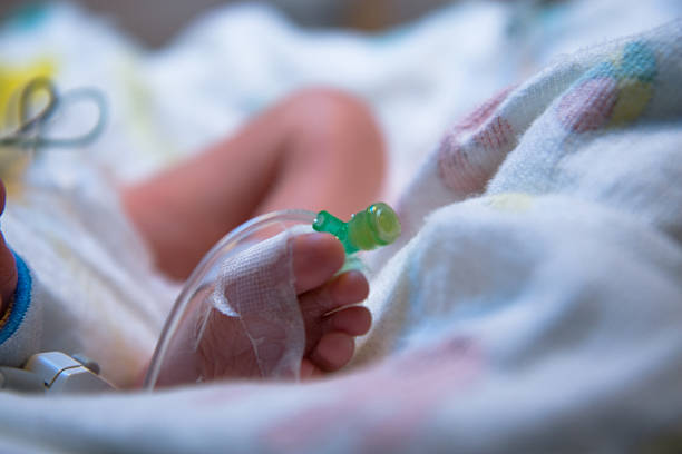 pies de bebé prematuro con iv de - de bajo peso fotos fotografías e imágenes de stock