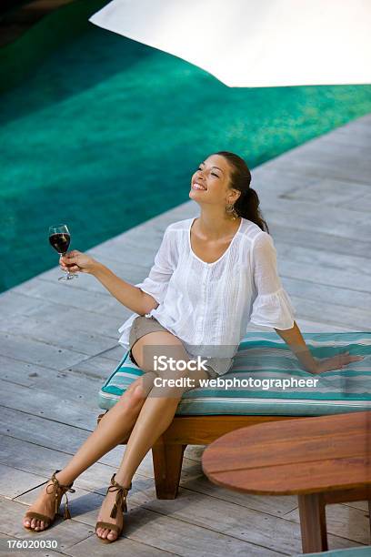 女性ワイン - 1人のストックフォトや画像を多数ご用意 - 1人, お祝い, アウトフォーカス