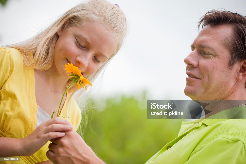 Papa et sa fille donnant une fleur - Photo de 14-15 ans libre de droits