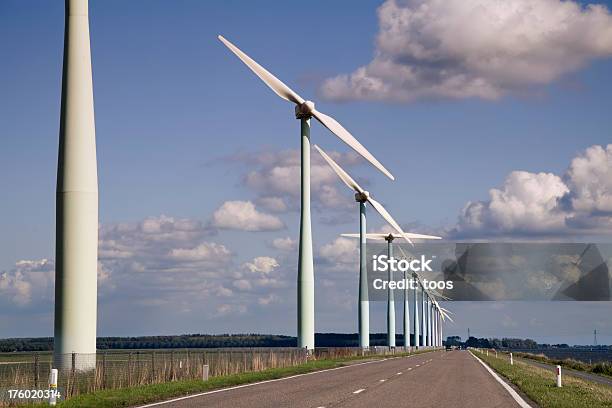 Fila Di Turbine Eoliche In Campagna Xxxl - Fotografie stock e altre immagini di Agricoltura - Agricoltura, Ambientazione esterna, Cielo