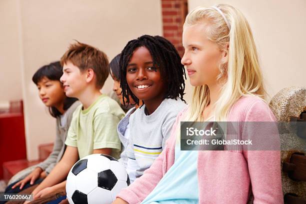 Jungen Und Mädchen Sitzt Mit Fußball Stockfoto und mehr Bilder von 10-11 Jahre - 10-11 Jahre, 12-13 Jahre, Abwarten