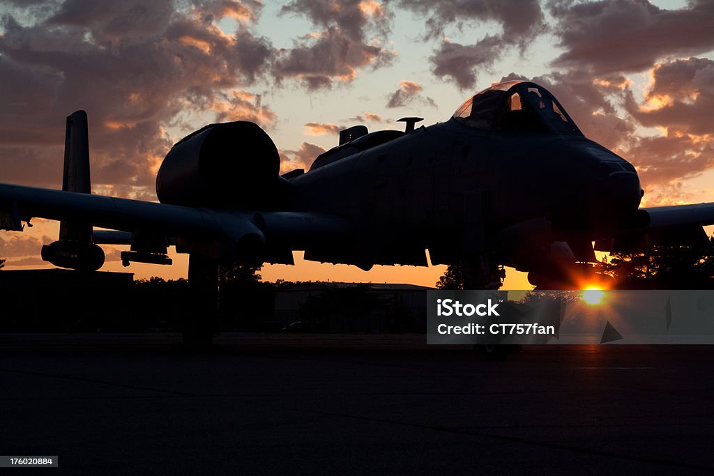 Moderne Militärflugzeug - Lizenzfrei Abenddämmerung Stock-Foto