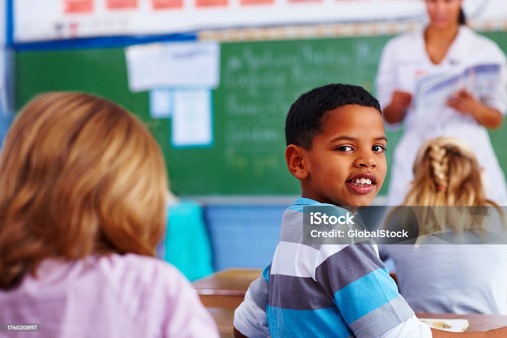 Feliz aluno em sala de aula - Foto de stock de 8-9 Anos royalty-free