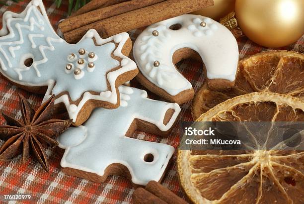Biscotti Di Pan Di Zenzero Di Natale - Fotografie stock e altre immagini di A forma di stella - A forma di stella, Anice, Arancia