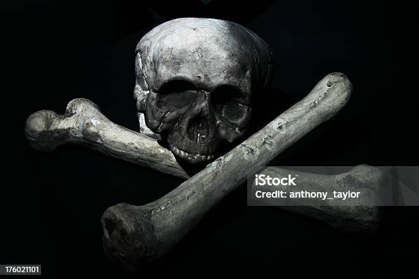Photo libre de droit de Crâne Cross Bones banque d'images et plus d'images libres de droit de Fantasmagorie - Fantasmagorie, Vaudou, Adulte
