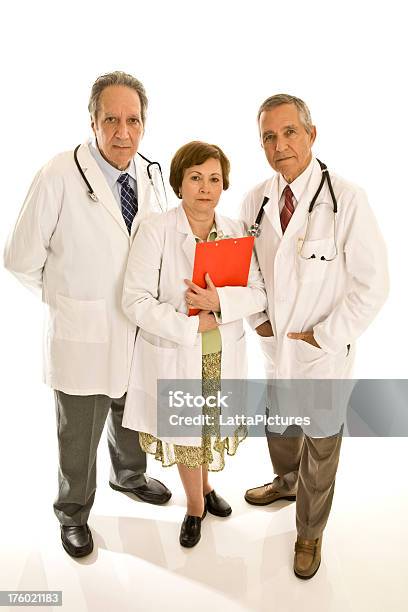 Foto de Três Grandes Sênior Médicos Olhando Para A Câmera e mais fotos de stock de Doutor - Doutor, Figura para recortar, Olhar para a Câmera