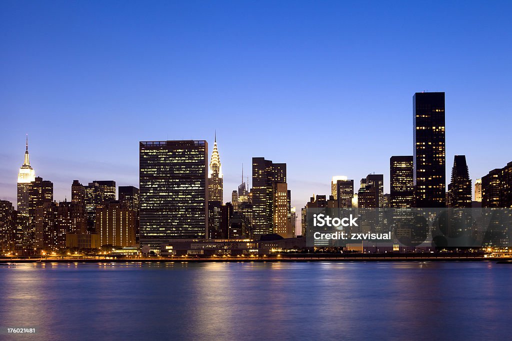 Skyline von New York City in der Abenddämmerung - Lizenzfrei Chrysler Building Stock-Foto