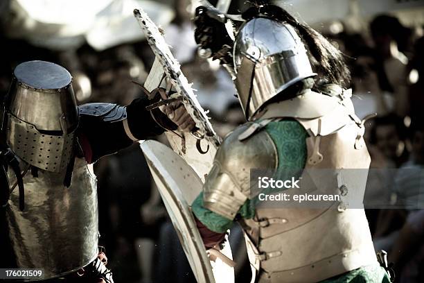 Periodo Medievale Knights - Fotografie stock e altre immagini di Periodo medievale - Periodo medievale, Battaglia, Torneo medievale