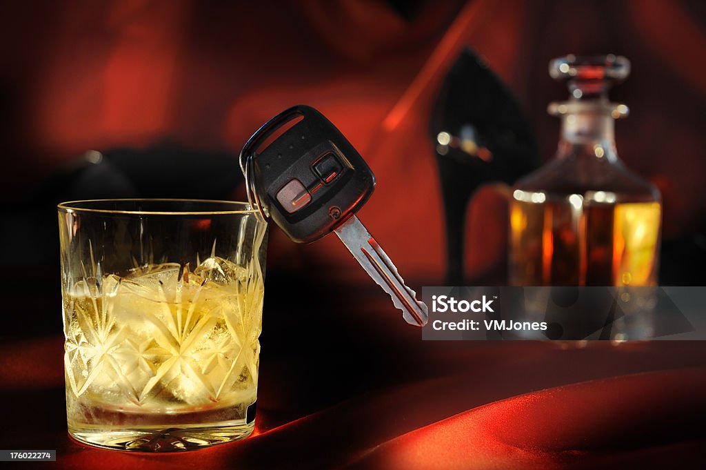 Cocktail di Whisky e guida - Foto stock royalty-free di Alchol