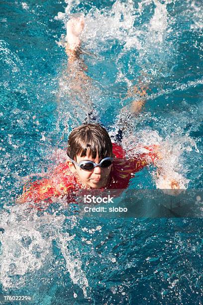 소년만 수영 건강한 생활방식에 대한 스톡 사진 및 기타 이미지 - 건강한 생활방식, 경쟁, 귀여운