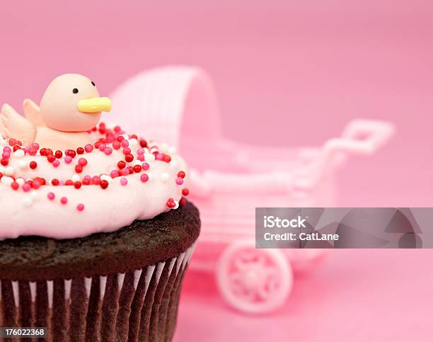 Foto de Novo Bebê Menina Cupcake e mais fotos de stock de Acontecimentos da Vida - Acontecimentos da Vida, Alimentação Não-saudável, Aniversário