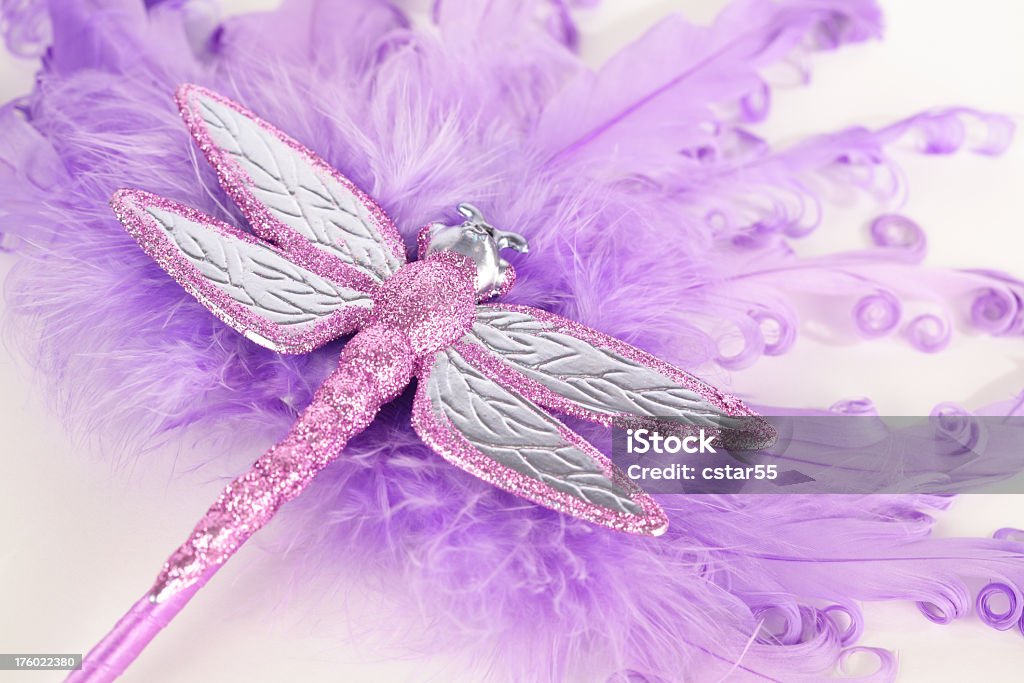 Violet Fan de plumes avec brillante Libellule - Photo de Couleur argentée libre de droits